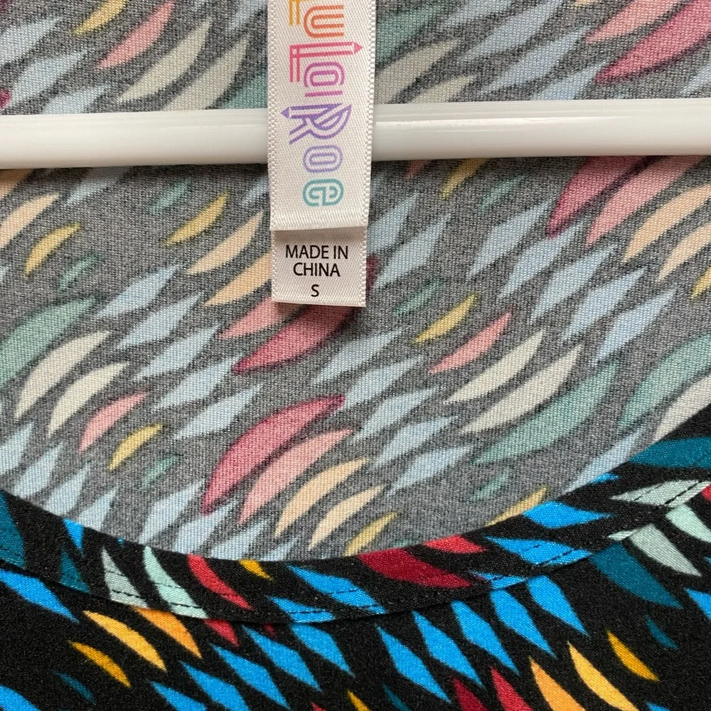 10/10$ bundle 10 (4-5$) items for 10$.LuLaRoe Blue &
Red Short Sleeve Tee - Picture 4 of 5